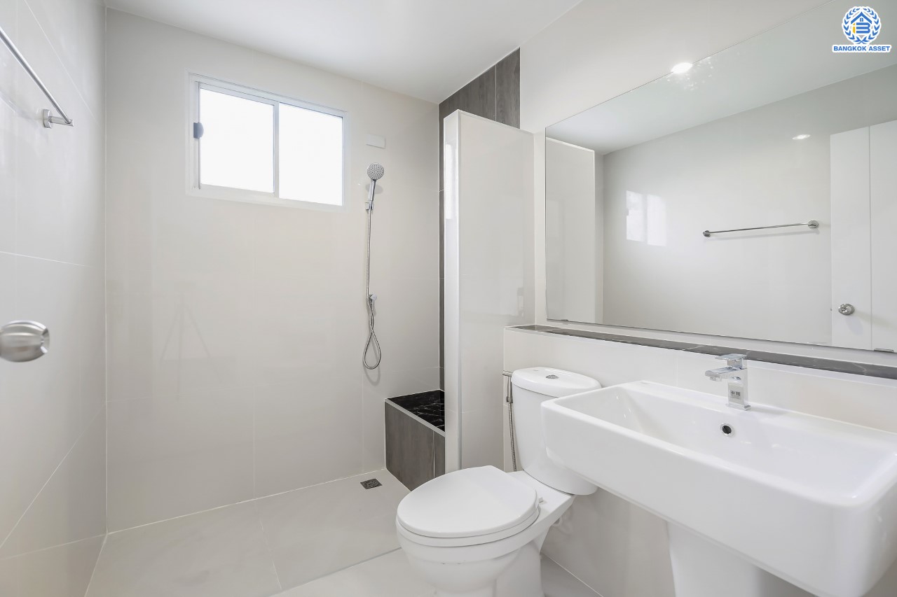 บ้านมือสองตกแต่งใหม่ แบรนด์ L&H ม.พฤกษ์ลดา ติวานนท์-ราชพฤกษ์ เนื้อที่ 52.6 ตร.ว. ฟังก์ชัน 3 ห้องนอน 2 ห้องน้ำ จอดรถได้ 2 คัน บนทำเลติดใหญ่ ถนน 345 ต่อเนื่อง ถ.ราชพฤกษ์ เชื่อมต่อหลายเส้นทาง ใกล้ทางด่วน "ศรีสมาน"